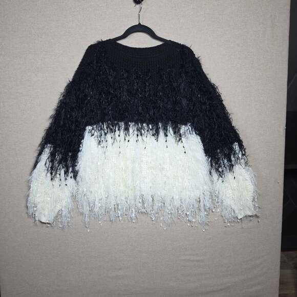 Unbranded Sweaters - color block black and white Frilly boat neck long fringe Sweater Size Large soft